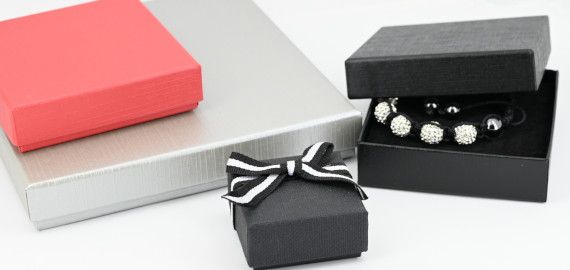 Pochettes cadeaux bijoux argentées, petite boîte cadeaux avec ruban.