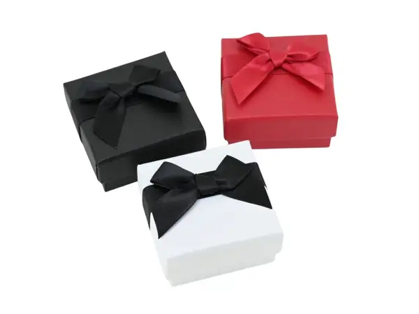 Lot de 12 Boîtes Cadeau Bague avec Ruban et Noeud - 5 x 5 cm - 3 coloris.