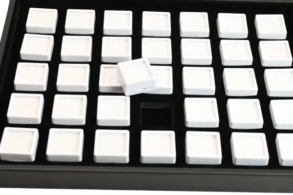 Coffret Gemmologie / Diamantaire  avec 35 Boîtes Vitrées 3 x 3 cm Blanches.