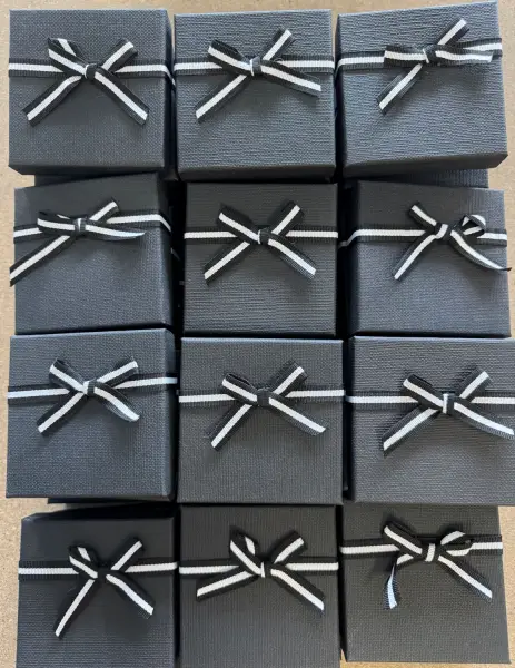 Lot de 60 Boîtes Cadeau Universelles Noires avec Ruban et Noeud - 9 x 9 cm.