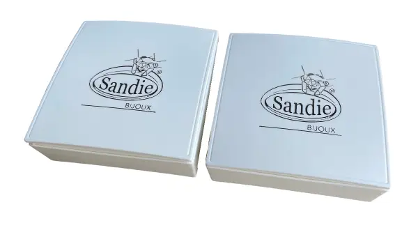 200 Boites Cadeau Plastique avec logo: 8 x 8 x 2.5 cm