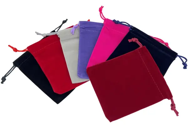 Lot de 50 pochettes en Velours - 10 x 12 cm - 7 couleurs.