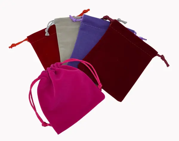 Lot de 50 pochettes en Velours - 10 x 12 cm - 7 couleurs.