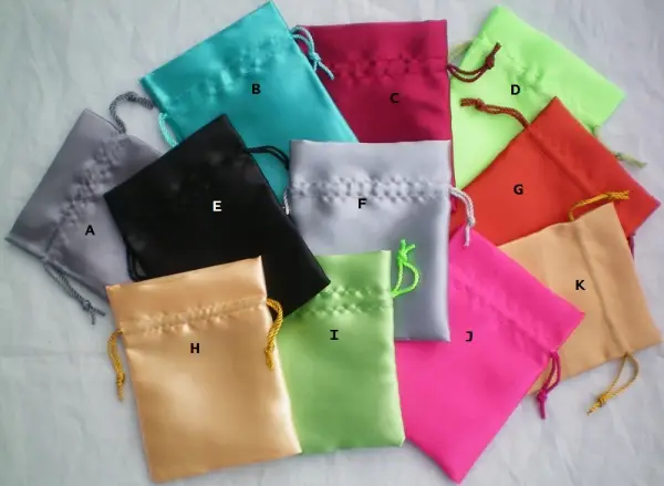 Lot de 12 sacs cadeau en satin 9 x 11 cm - 17 Coloris au Choix