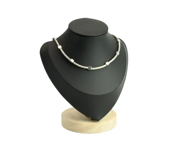 Buste colliers similicuir et bois _ 17 cm