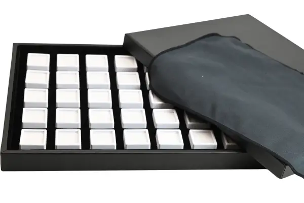 Coffret Gemmologie / Diamantaire  avec 35 Boîtes Vitrées 3 x 3 cm Blanches.