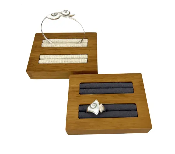 Petit Plateau pour Bagues et Bracelets en Bois.