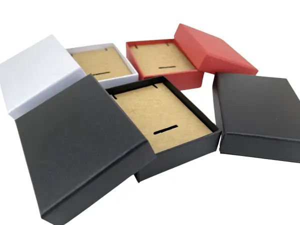 Lot de 12 Boîtes Cadeau Universelles Fond Kraft - 7 x 9 x 2.5 cm