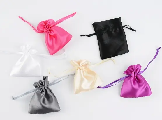 50 Bourses Cadeau en Satin 6,5 x 8,5 cm - 7 Coloris au Choix