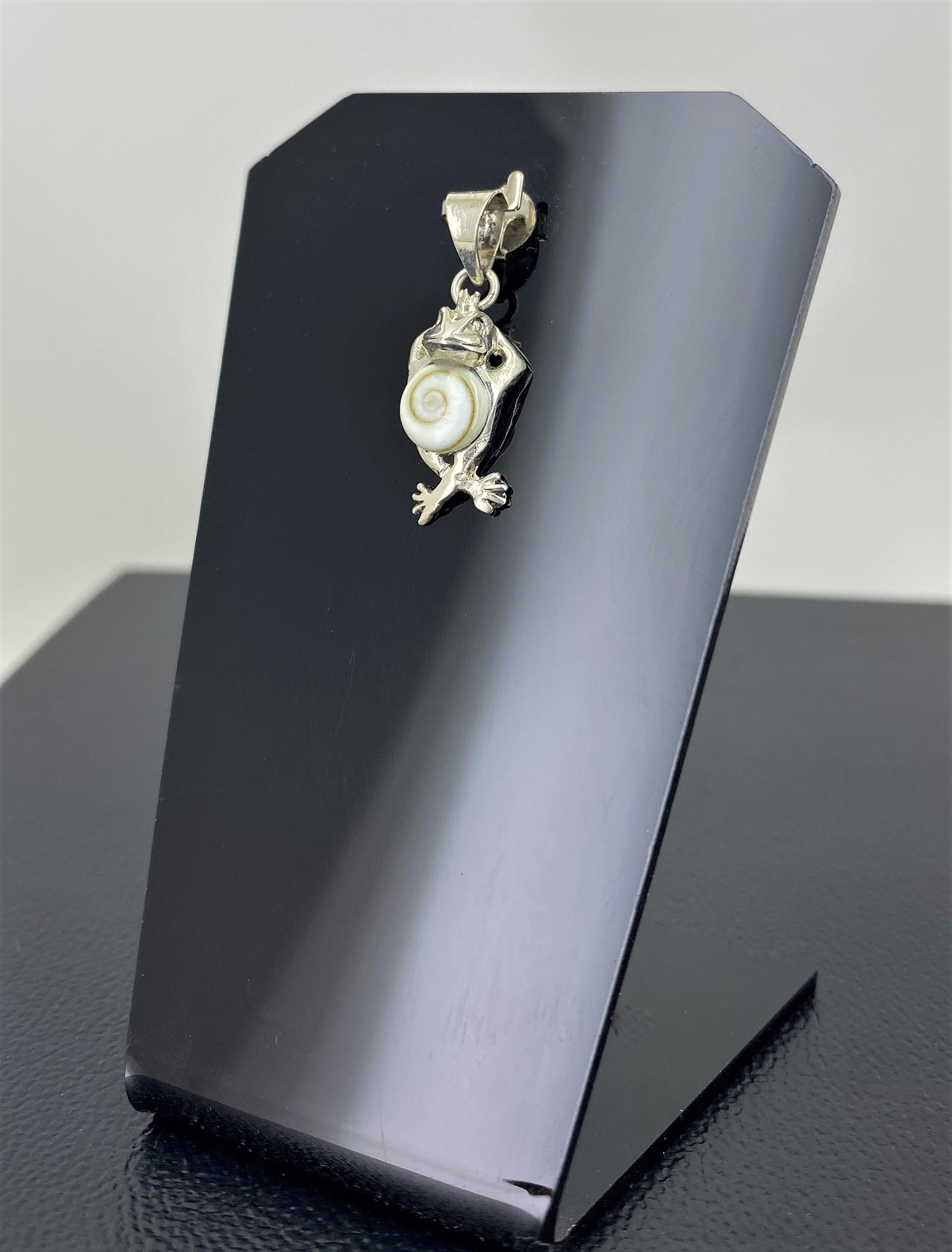 Pendentif Grenouille Oeil de Sainte Lucie et Argent