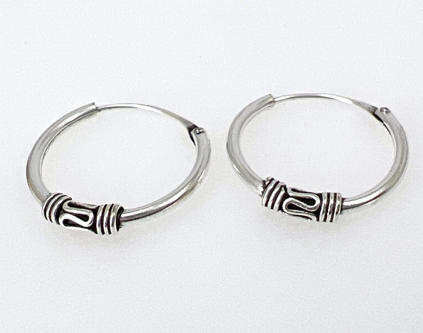 Boucles d'Oreilles Mini Créoles Tribales en Argent