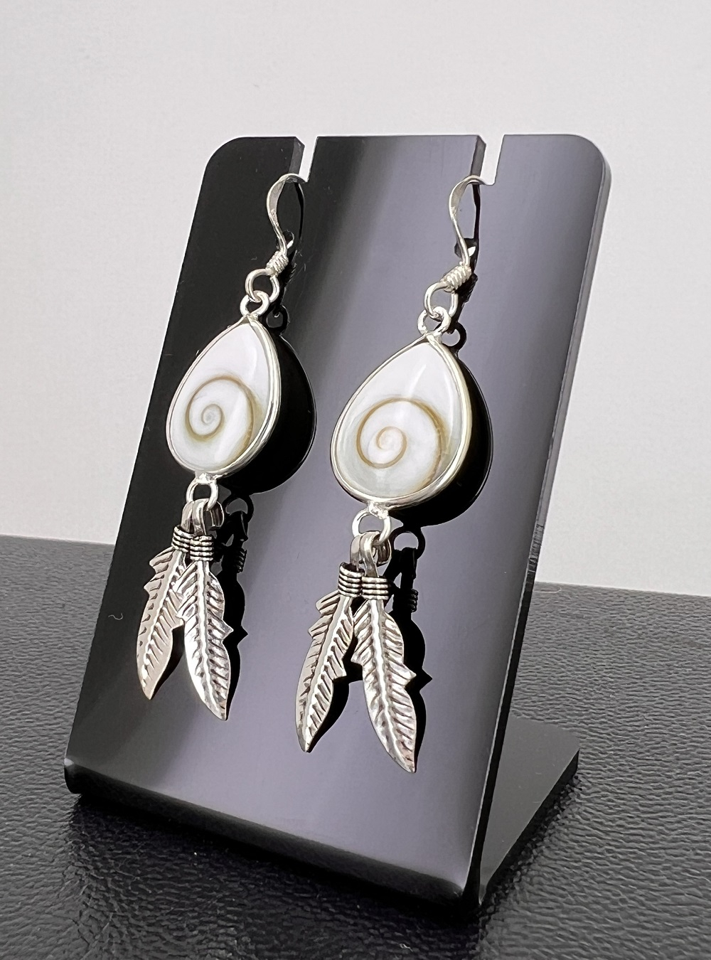 Paire de Boucles d'Oreilles Oeil de Sainte Lucie Goutte et Plumes.