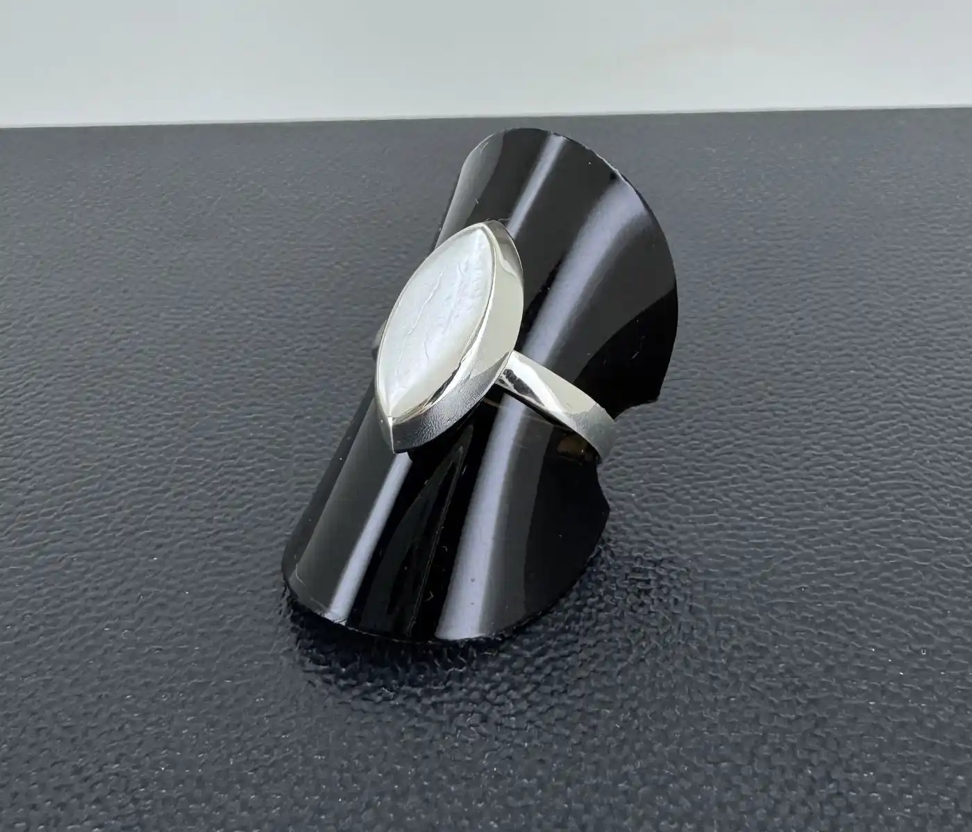 Bague Nacre en Argent Simple Navette et Large Bord 