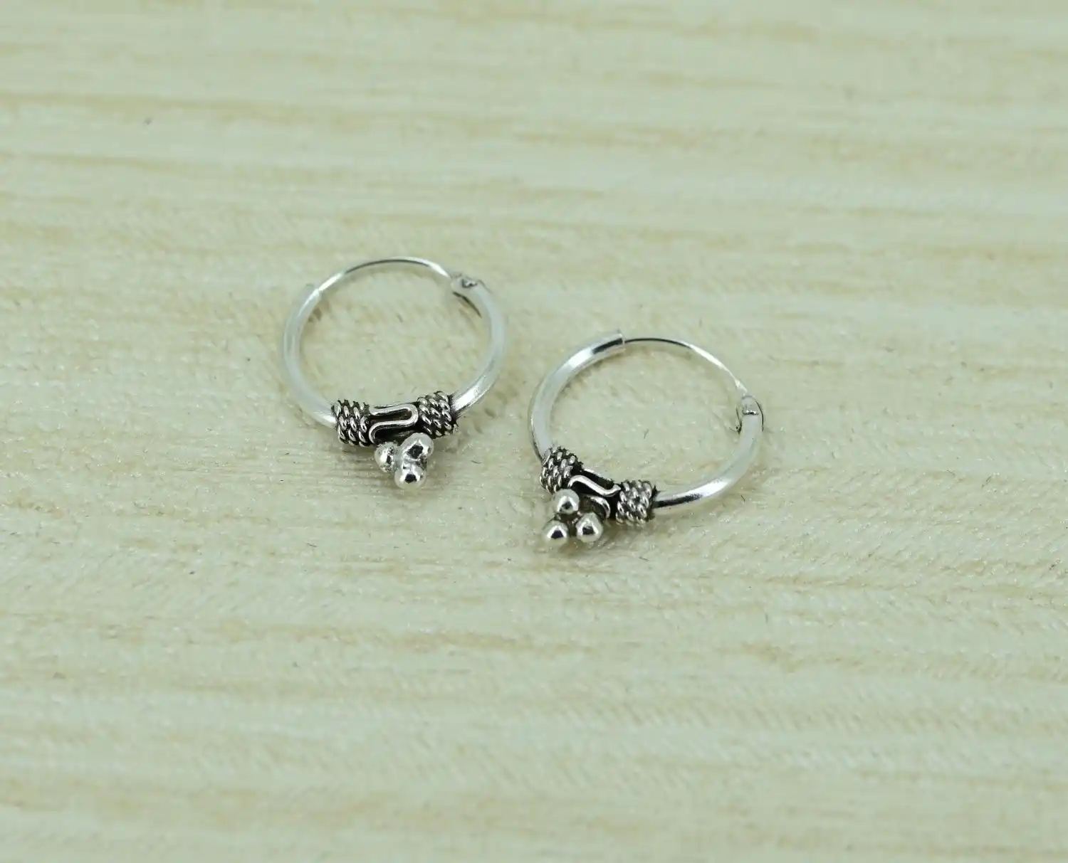 Boucles d'Oreilles Mini Créoles Tribales et Billes en Argent 