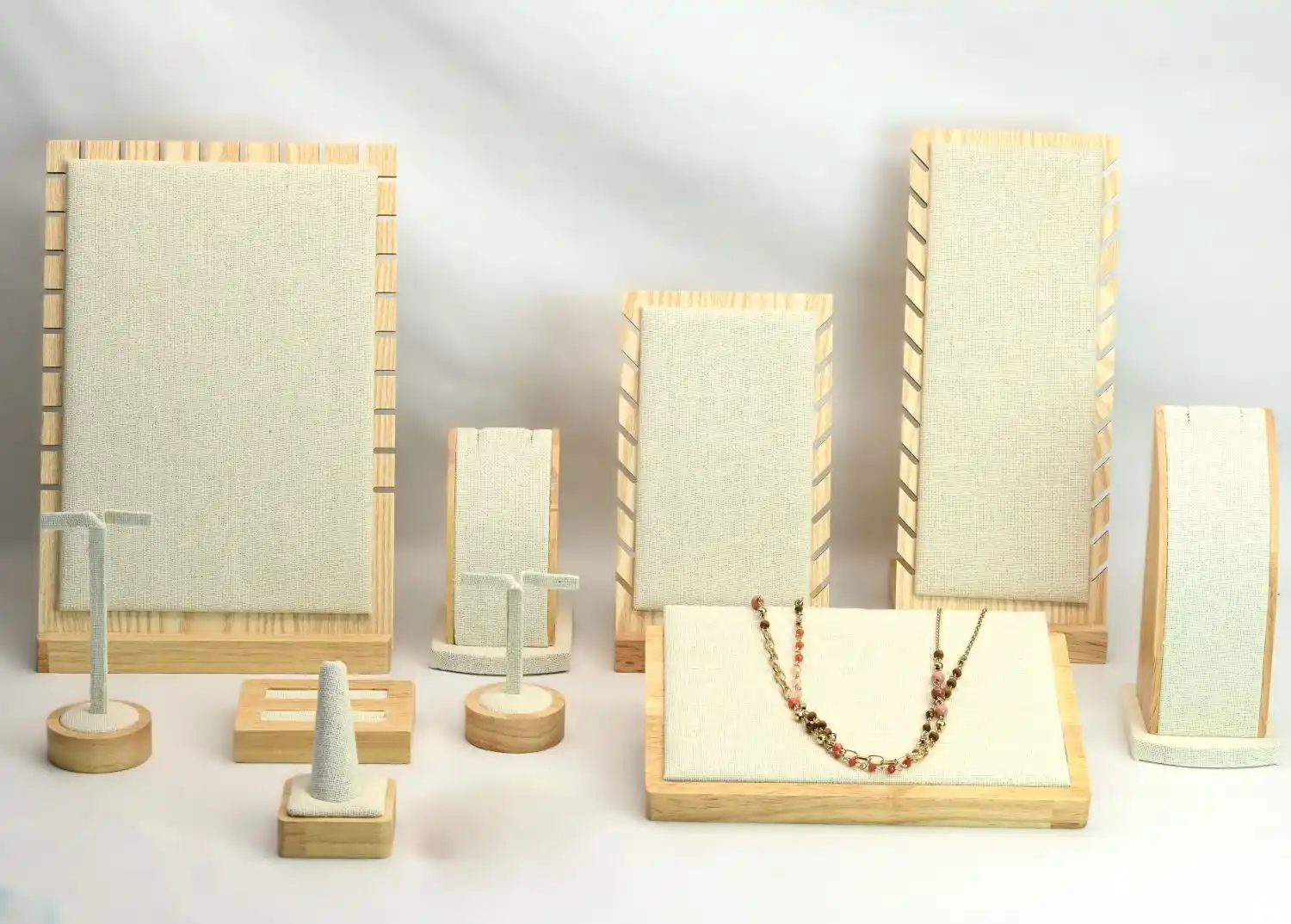 Ensemble Vitrine 10 Pièces Présentoirs Bijoux Bois et Coton. 