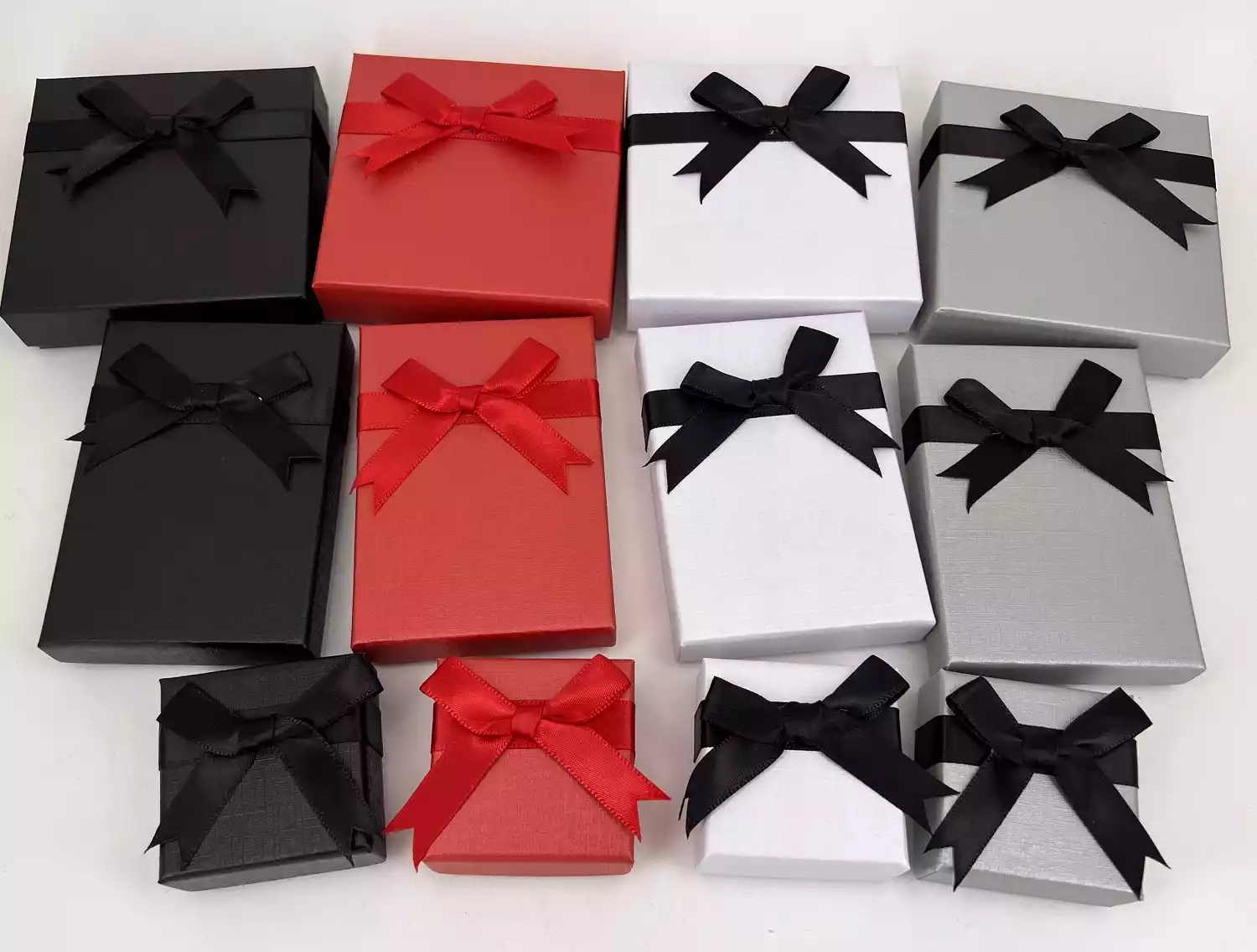 Lot de 12 Boîtes Cadeau Universelles avec Ruban et Noeud - 3 Tailles 4 Coloris 