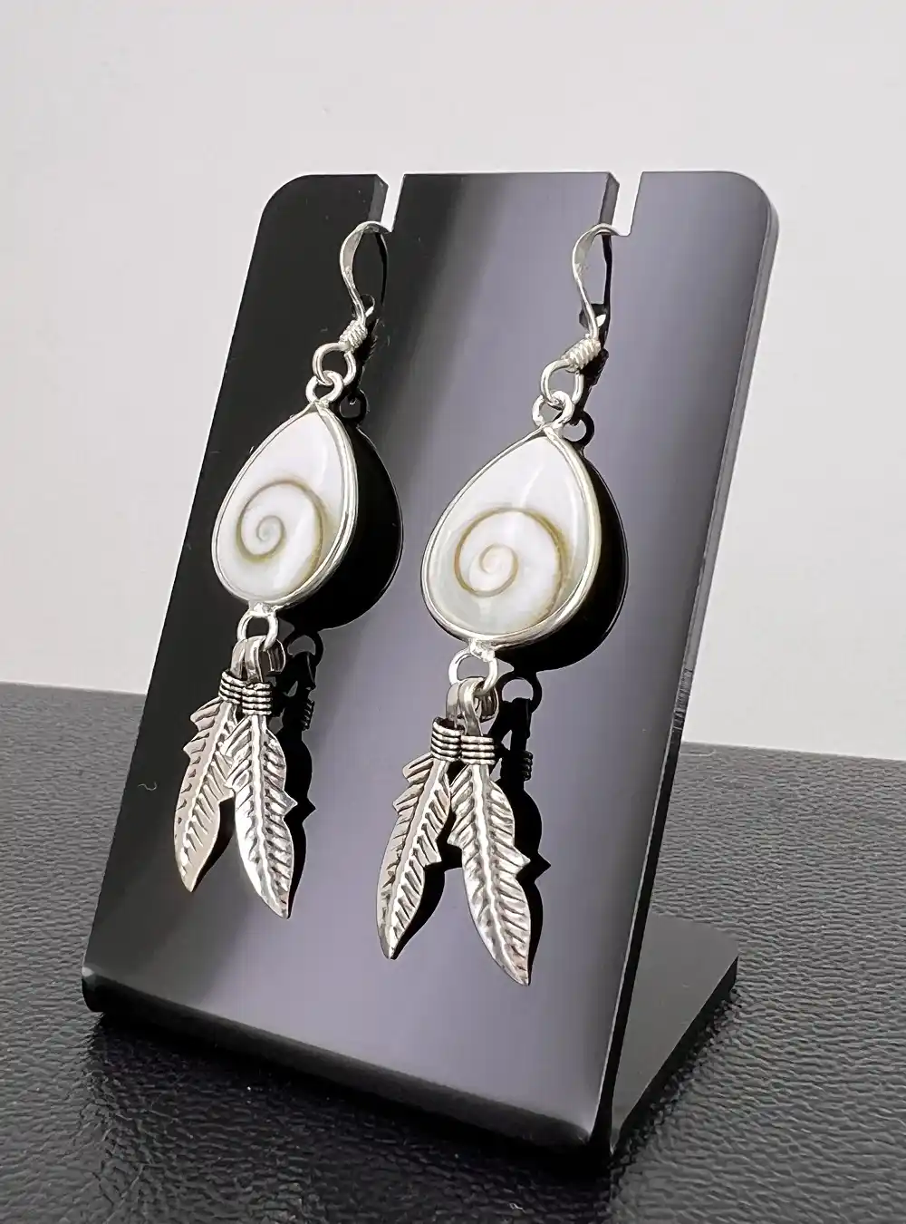 Paire de Boucles d'Oreilles Oeil de Sainte Lucie Goutte et Plumes 