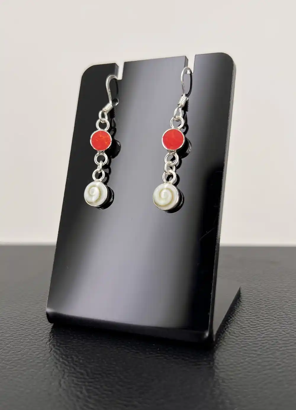 Paire de Boucles d'Oreilles Oeil de Sainte Lucie Corail et Argent 
