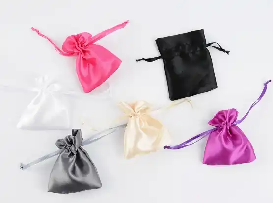 50 Bourses Cadeau en Satin 6,5 x 8,5 cm - 7 Coloris au Choix 