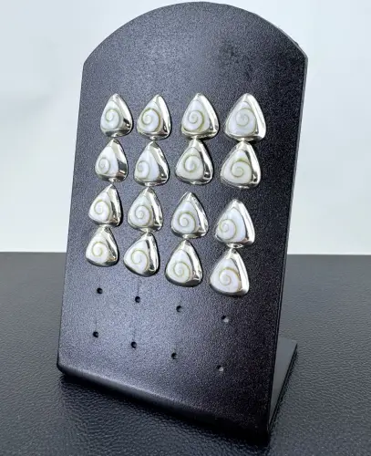 Lot de 8 Paires de Boucles d'Oreilles Oeil de Sainte Lucie . Triangles 11 mm 