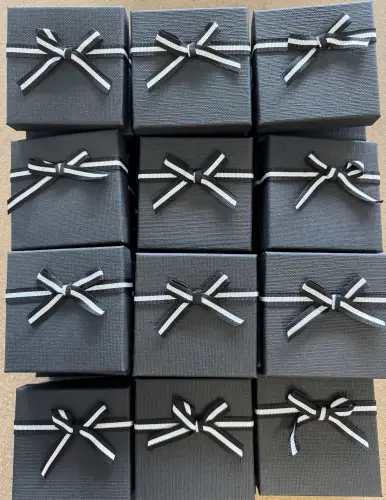Lot de 60 Boîtes Cadeau Universelles Noires avec Ruban et Noeud - 9 x 9 cm. 