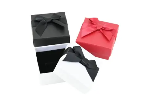 Lot de 12 Boîtes Cadeau Bague avec Ruban et Noeud - 5 x 5 cm - 3 coloris. 