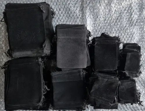 DESTOCKAGE - 200 POCHETTES  VELOURS NOIRS  POUR EMBALLAGES  BIJOUX 