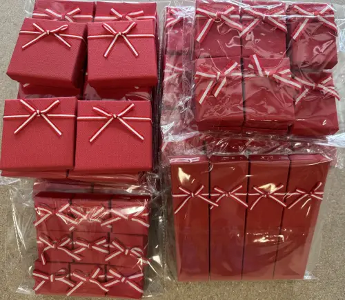 DESTOCKAGE- Lot de 100 Boîtes Cadeau à Offrir Universelles 4 Tailles. 