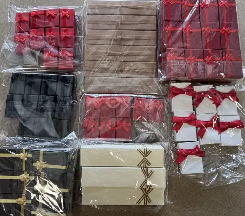 DESTOCKAGE- Lot de 83 Boîtes Cadeau à Offrir Tailles et Couleurs Mixées. 