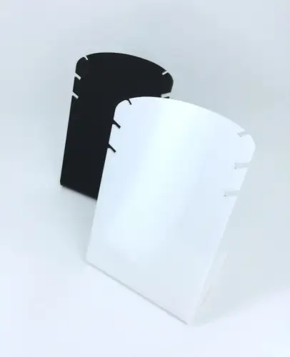 Présentoir acrylique pour 3 colliers chaînettes. 14 cm 