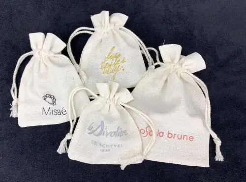 Pochette en Coton Naturel 13 x 15 cm avec Logo Monochrome 